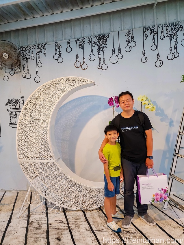 台南市六甲區“我的婆婆怎麼那麼可愛2”玻璃屋場景，戶外有遊艇花園和網美拍照區，免費參觀、蘭花保養品試用，當然別忘了“我的婆婆怎麼那麼可愛2”聯名保養品禮盒~蘭都觀光工廠