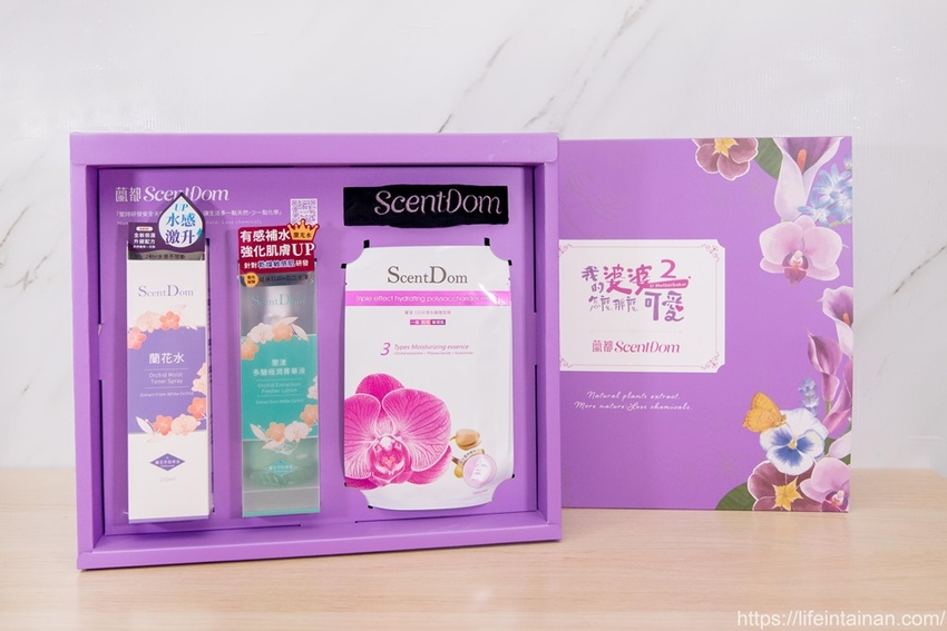 台南市六甲區“我的婆婆怎麼那麼可愛2”玻璃屋場景，戶外有遊艇花園和網美拍照區，免費參觀、蘭花保養品試用，當然別忘了“我的婆婆怎麼那麼可愛2”聯名保養品禮盒~蘭都觀光工廠