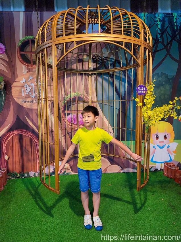 台南市六甲區“我的婆婆怎麼那麼可愛2”玻璃屋場景，戶外有遊艇花園和網美拍照區，免費參觀、蘭花保養品試用，當然別忘了“我的婆婆怎麼那麼可愛2”聯名保養品禮盒~蘭都觀光工廠