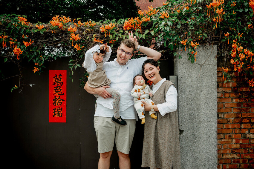 台南全家福推薦:與荷蘭老公混血寶寶的俏皮全家福│擺脫制式化! 台南全家福推薦:與荷蘭老公混血寶寶的俏皮全家福│擺脫制式化!