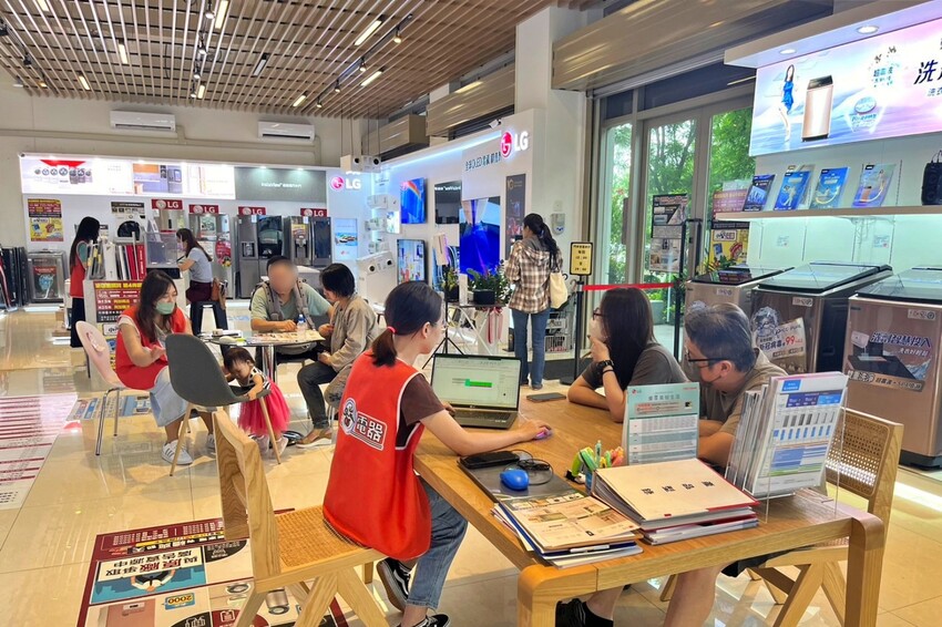 小蔡電器台中北屯旗艦店|集結各大知名品牌家電,全程一對一專人服務,甜甜價再送7-11商品卡,一站式購足更划算!