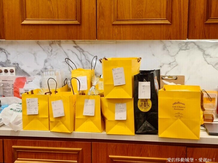 台北市中正區【台北讀書月 x 重南漫書香】明星麵包 明星咖啡館 文學沙龍 卡牌屋桌上遊戲 動動腦 大人小孩都愛玩 全台唯一擁有百年歷史文化的書街 消費滿額轉盤抽好禮 愛就一起閱讀GO !