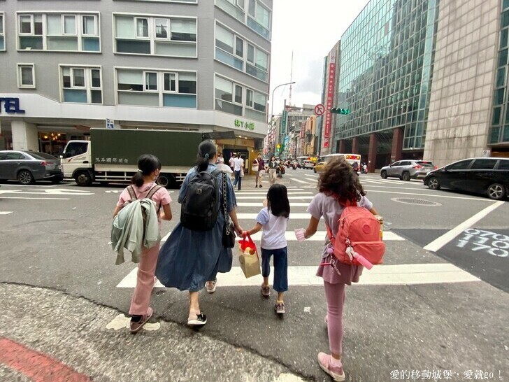 台北市中正區【台北讀書月 x 重南漫書香】明星麵包 明星咖啡館 文學沙龍 卡牌屋桌上遊戲 動動腦 大人小孩都愛玩 全台唯一擁有百年歷史文化的書街 消費滿額轉盤抽好禮 愛就一起閱讀GO !