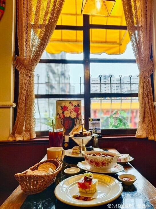 台北市中正區【台北讀書月 x 重南漫書香】明星麵包 明星咖啡館 文學沙龍 卡牌屋桌上遊戲 動動腦 大人小孩都愛玩 全台唯一擁有百年歷史文化的書街 消費滿額轉盤抽好禮 愛就一起閱讀GO !