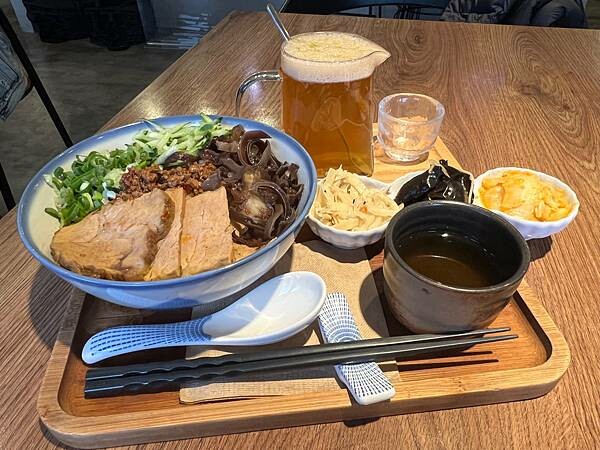 台北貓空景觀咖啡廳：生活在他方夜貓店。深山裡營業至凌晨2點的