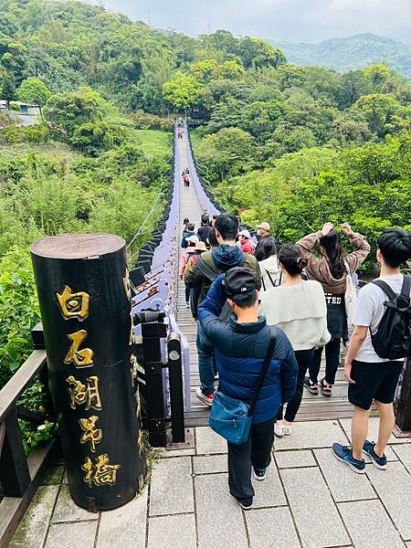 台北市內湖捷運站碧山巖。輕鬆漫慢遊。輕旅行:白石湖吊橋、午餐