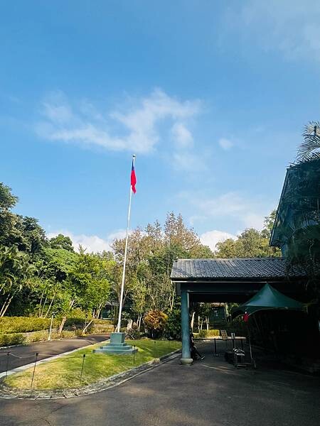 台北捷運士林站半日遊:參觀士林官邸。玫瑰花園