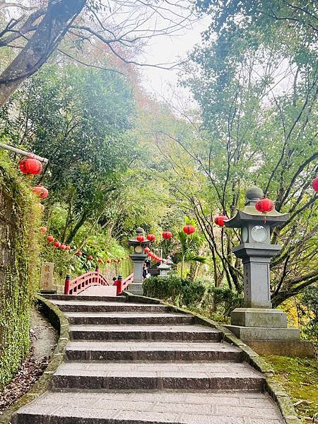 新北市汐止拱北殿：賞楓步道。慢步雙拱橋熱門打卡景點