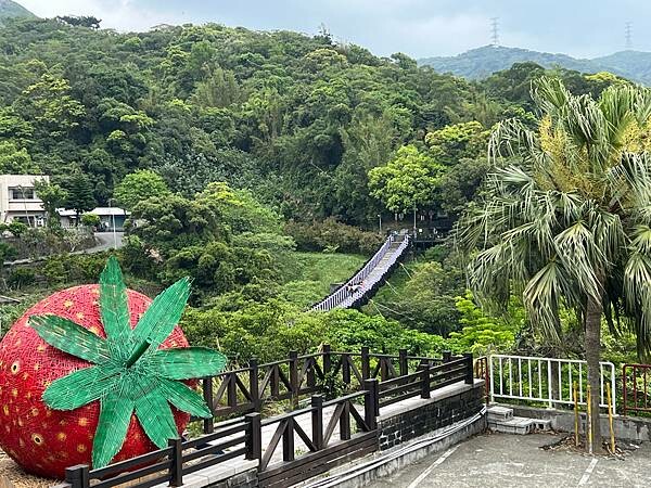 台北市內湖捷運站碧山巖。輕鬆漫慢遊。輕旅行:白石湖吊橋、午餐