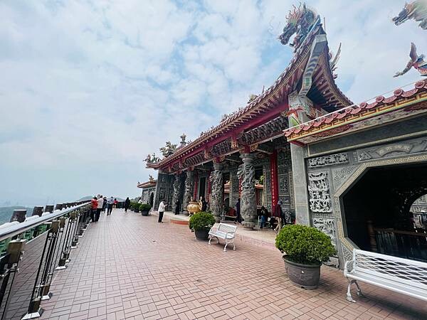 台北市內湖捷運站碧山巖。輕鬆漫慢遊。輕旅行:白石湖吊橋、午餐