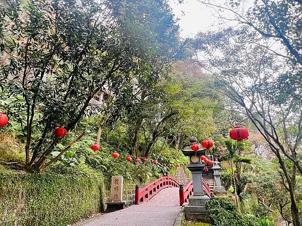 新北市汐止拱北殿：賞楓步道。慢步雙拱橋熱門打卡景點