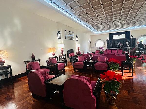 台北捷運士林站半日遊:參觀士林官邸。玫瑰花園