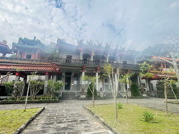 新北市汐止拱北殿：賞楓步道。慢步雙拱橋熱門打卡景點