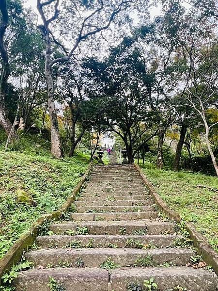 新北市汐止拱北殿：賞楓步道。慢步雙拱橋熱門打卡景點