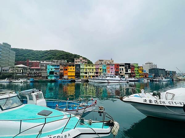 基隆正濱漁港彩虹屋。瞬間秒出國的感覺
