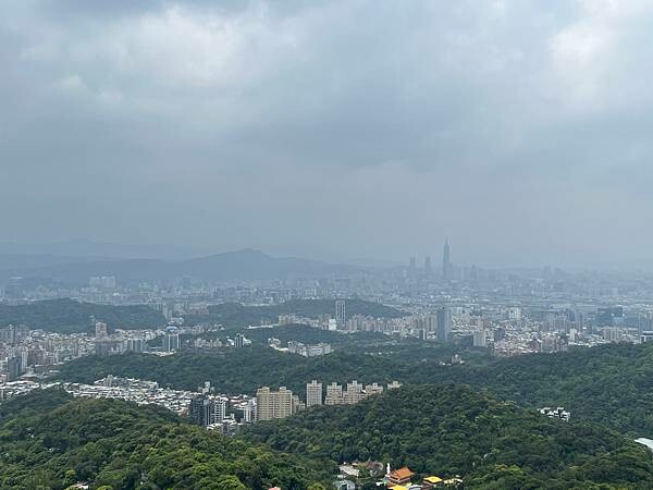 台北市內湖捷運站碧山巖。輕鬆漫慢遊。輕旅行:白石湖吊橋、午餐