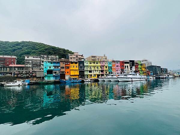基隆正濱漁港彩虹屋。瞬間秒出國的感覺