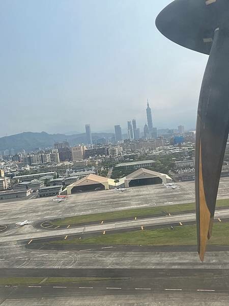 松山機場✈️台東市。入住近台東火車站工業風格十足的実舍Gen