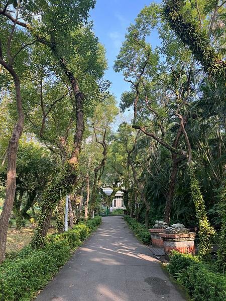 台北捷運士林站半日遊:參觀士林官邸。玫瑰花園