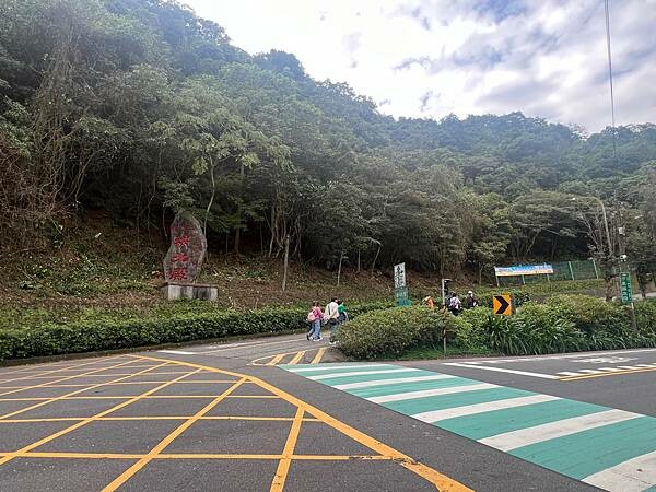 新北市汐止拱北殿：賞楓步道。慢步雙拱橋熱門打卡景點