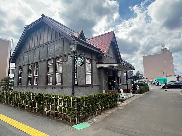 《2023年日本東北櫻花季》青森弘前公園櫻花盛開。附青森弘前交通方式（日本東北函館白老自由行ep03）