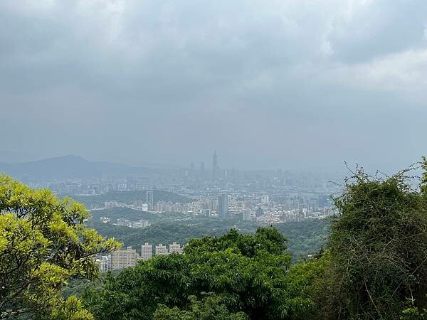 台北市內湖捷運站碧山巖。輕鬆漫慢遊。輕旅行:白石湖吊橋、午餐