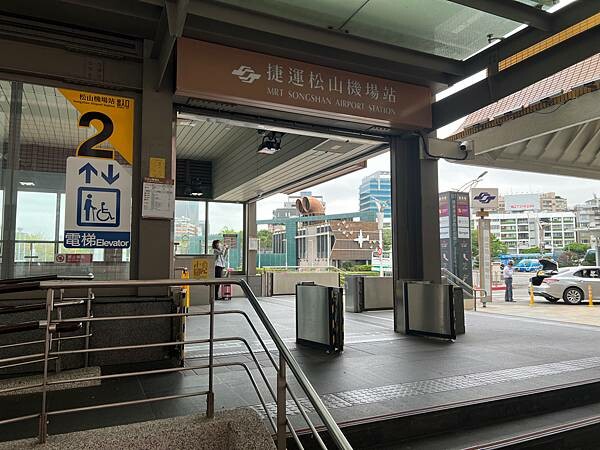 松山機場✈️台東市。入住近台東火車站工業風格十足的実舍Gen