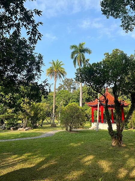 台北捷運士林站半日遊:參觀士林官邸。玫瑰花園