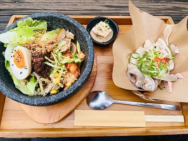 北海岸一日遊:跳石站、石門洞、午餐 Le Qua 公雞餐廳 北海岸一日遊:跳石站、石門洞、午餐 Le Qua 公雞餐廳