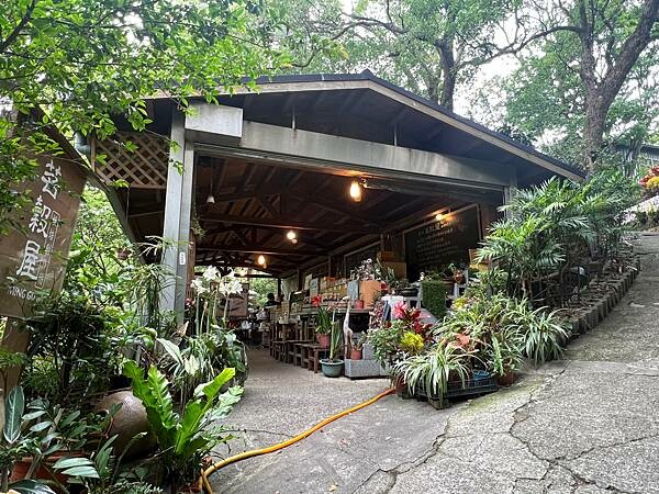 台北市內湖捷運站碧山巖。輕鬆漫慢遊。輕旅行:白石湖吊橋、午餐