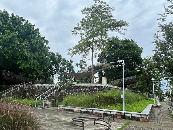 台南遊記:吐司吐司早餐店。水交社文化園區。莉莉水果