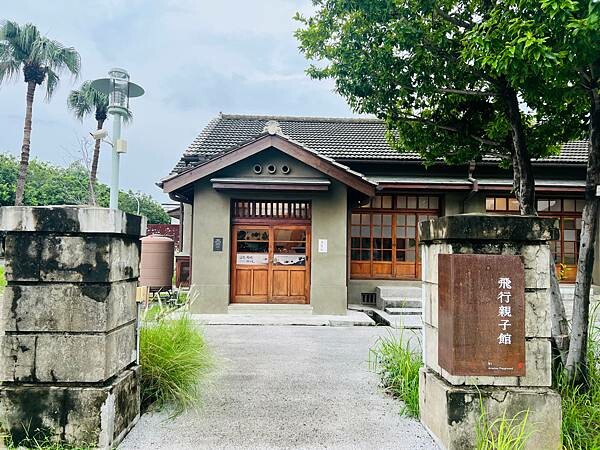 台南遊記:吐司吐司早餐店。水交社文化園區。莉莉水果