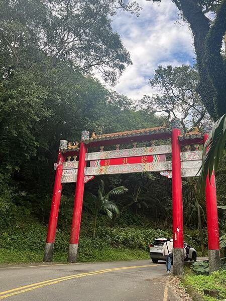 新北市汐止拱北殿：賞楓步道。慢步雙拱橋熱門打卡景點