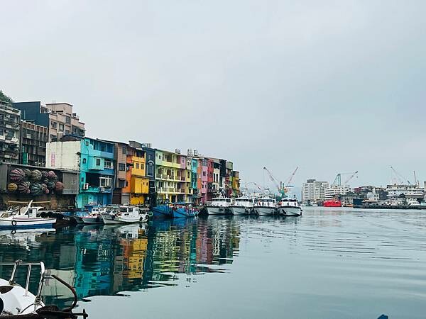 基隆正濱漁港彩虹屋。瞬間秒出國的感覺