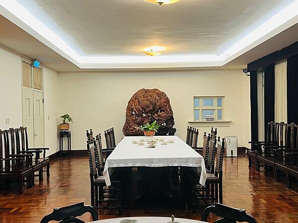 台北捷運士林站半日遊:參觀士林官邸。玫瑰花園