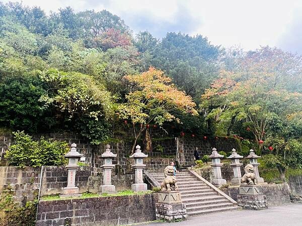 新北市汐止拱北殿：賞楓步道。慢步雙拱橋熱門打卡景點