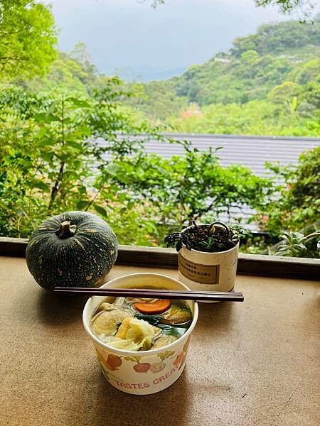 台北市內湖捷運站碧山巖。輕鬆漫慢遊。輕旅行:白石湖吊橋、午餐