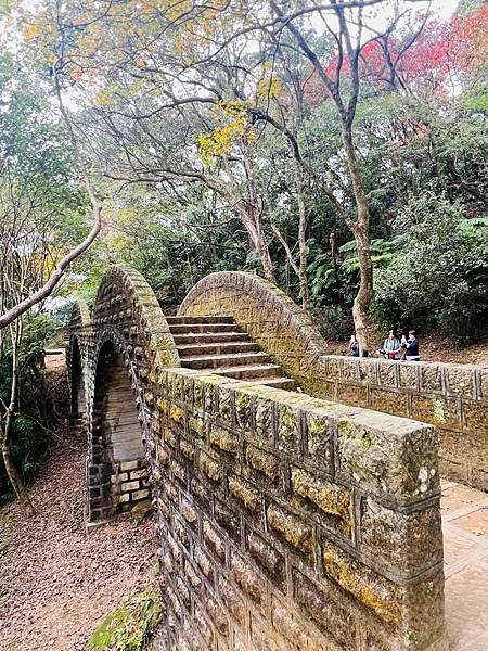 新北市汐止拱北殿：賞楓步道。慢步雙拱橋熱門打卡景點