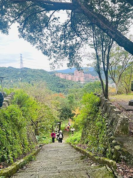 新北市汐止拱北殿：賞楓步道。慢步雙拱橋熱門打卡景點