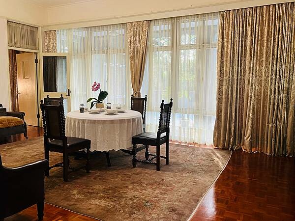 台北捷運士林站半日遊:參觀士林官邸。玫瑰花園