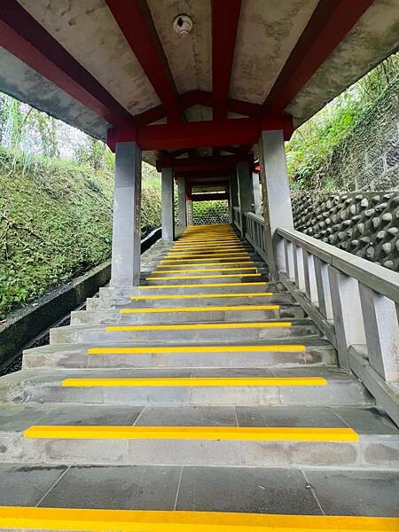 新北市汐止拱北殿：賞楓步道。慢步雙拱橋熱門打卡景點