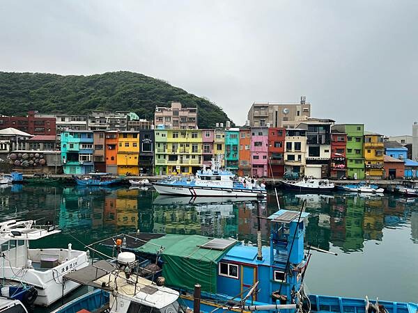 基隆正濱漁港彩虹屋。瞬間秒出國的感覺