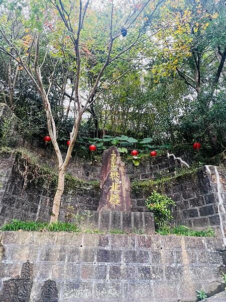 新北市汐止拱北殿：賞楓步道。慢步雙拱橋熱門打卡景點