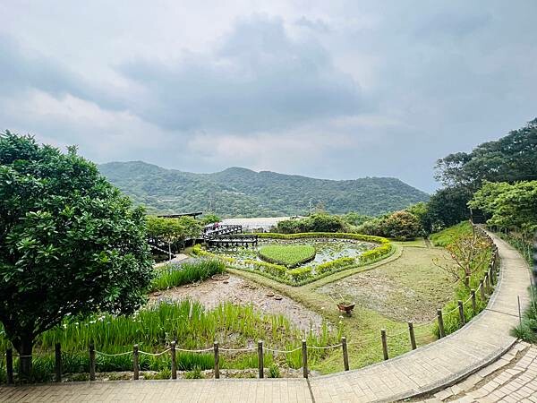 台北市內湖捷運站碧山巖。輕鬆漫慢遊。輕旅行:白石湖吊橋、午餐