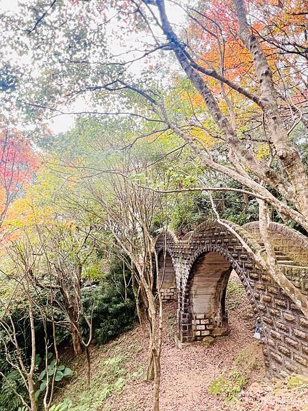 新北市汐止拱北殿：賞楓步道。慢步雙拱橋熱門打卡景點