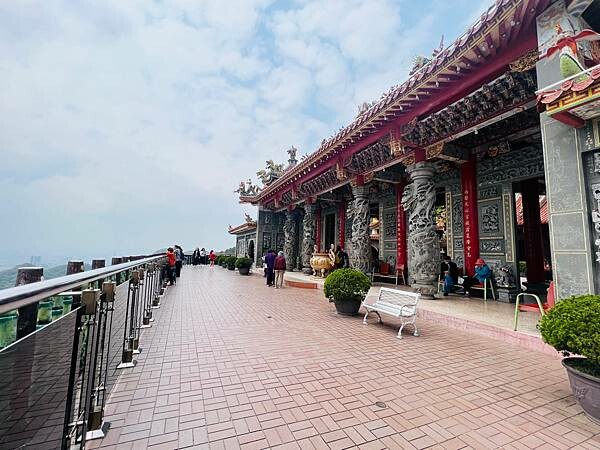 台北市內湖捷運站碧山巖。輕鬆漫慢遊。輕旅行:白石湖吊橋、午餐