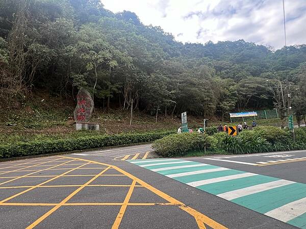新北市汐止拱北殿：賞楓步道。慢步雙拱橋熱門打卡景點