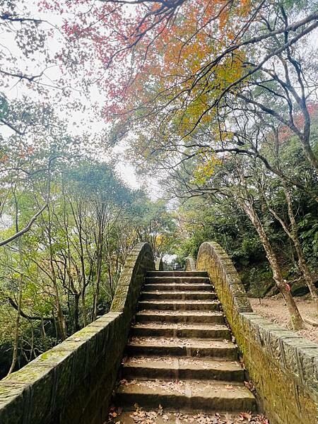 新北市汐止拱北殿：賞楓步道。慢步雙拱橋熱門打卡景點