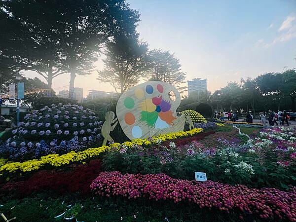 2023年士林官邸菊展：傍晚時分的菊花。韓式意餐