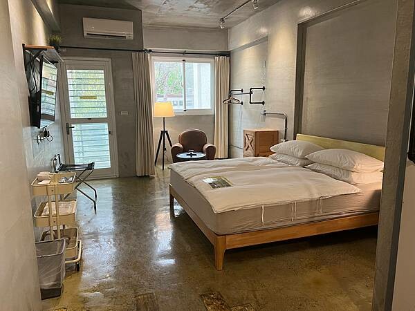 松山機場✈️台東市。入住近台東火車站工業風格十足的実舍Gen